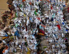 Déchets plastique à recyclé - dense fluid degreasing