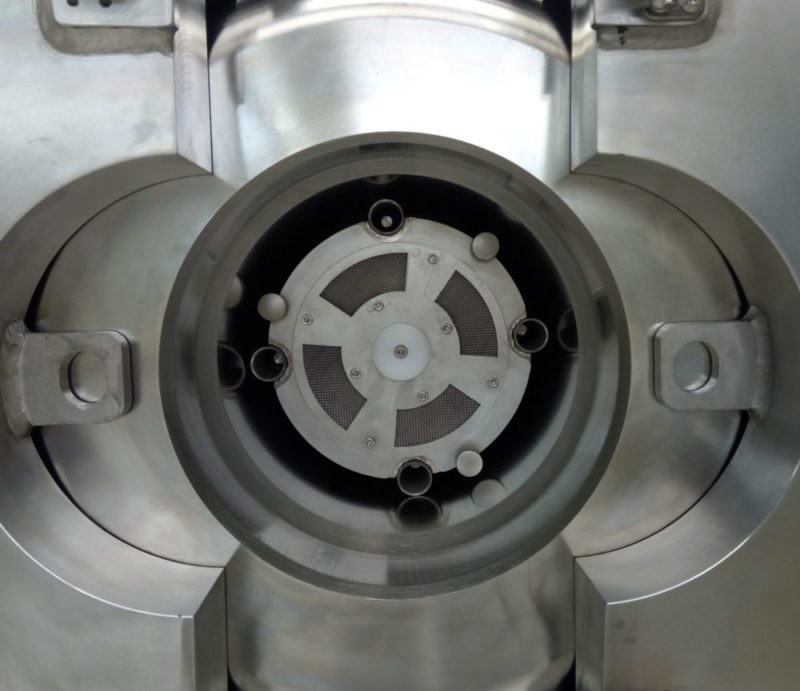 Vista frontal de un autoclave de limpieza con CO2 supercrítico de Dense Fluid Degreasing