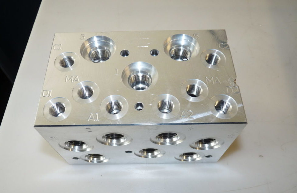 Pieza_Mecánica_010 Pieza mecánica con orificios ciegos limpiada por el proceso de limpieza con CO2 supercrítico - Dense Fluid Degreasing